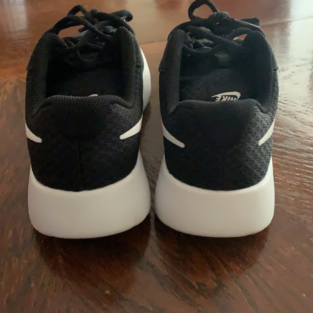 Nike - Picture 3 of 5